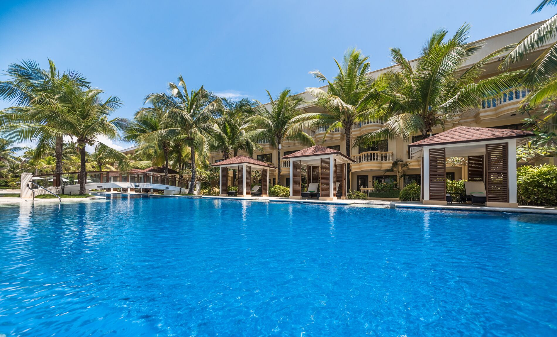 4 outdoor pools, open 8:00 am to 10:00 pm, free pool cabanas