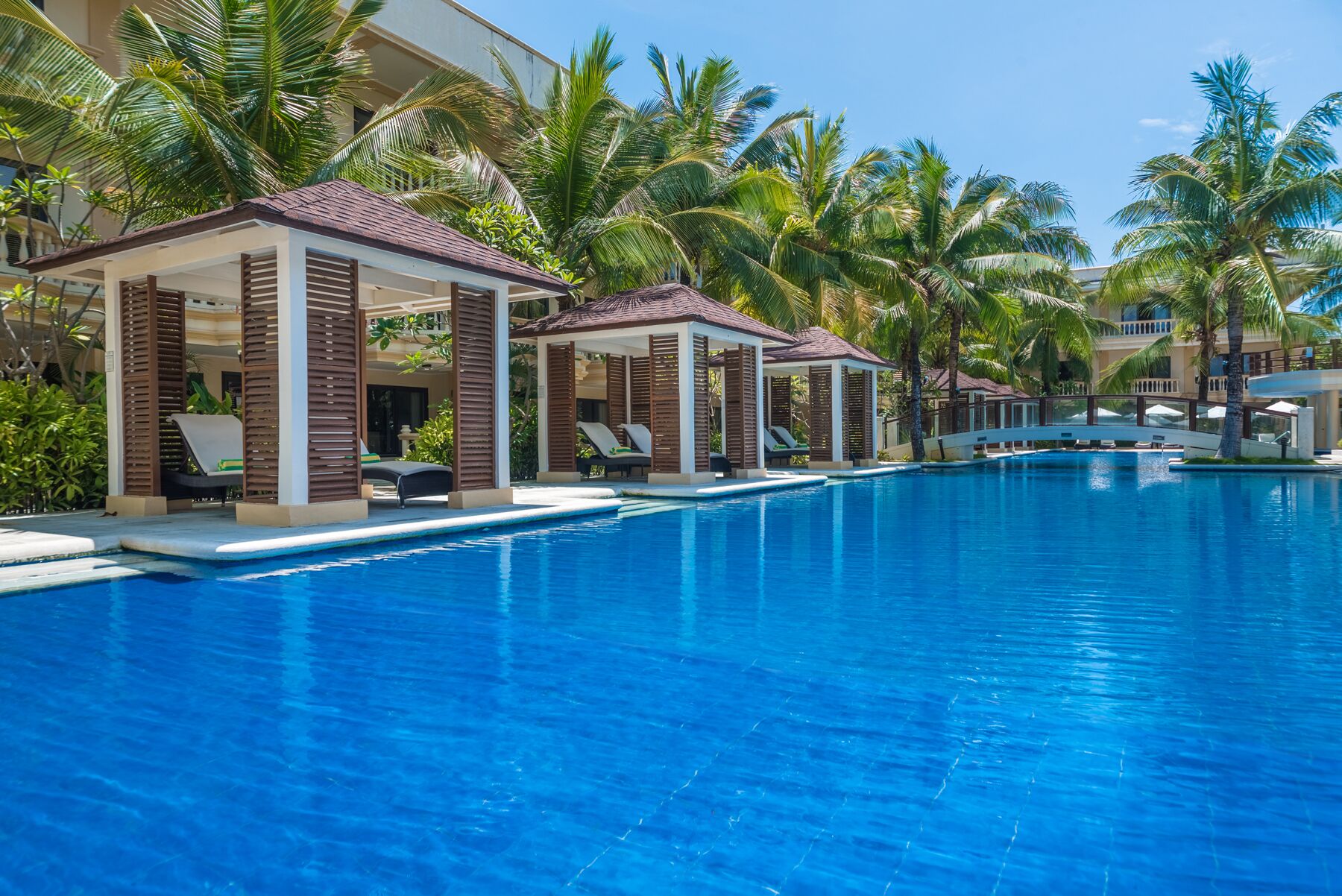 4 outdoor pools, open 8:00 am to 10:00 pm, free pool cabanas