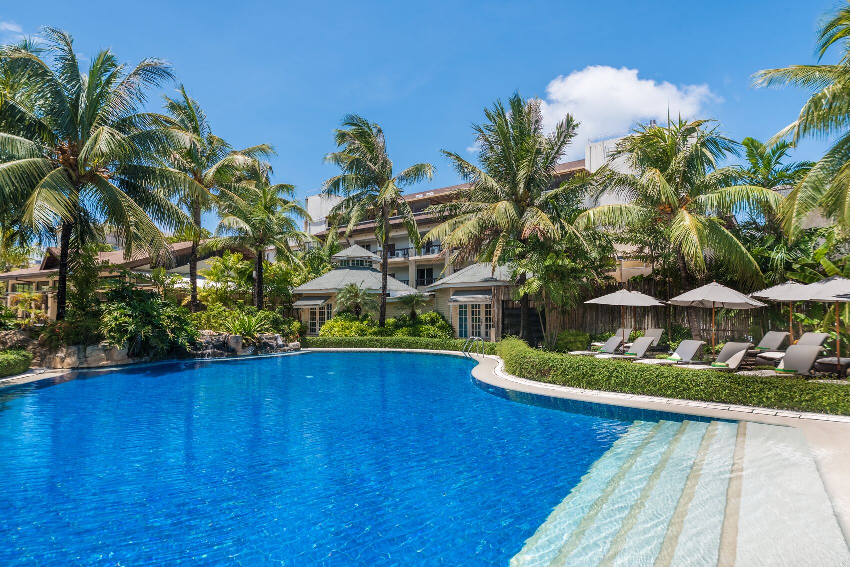 4 outdoor pools, open 8:00 am to 10:00 pm, free pool cabanas