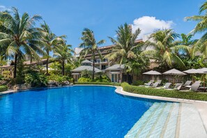 4 outdoor pools, open 8:00 AM to 10:00 PM, free cabanas, pool umbrellas