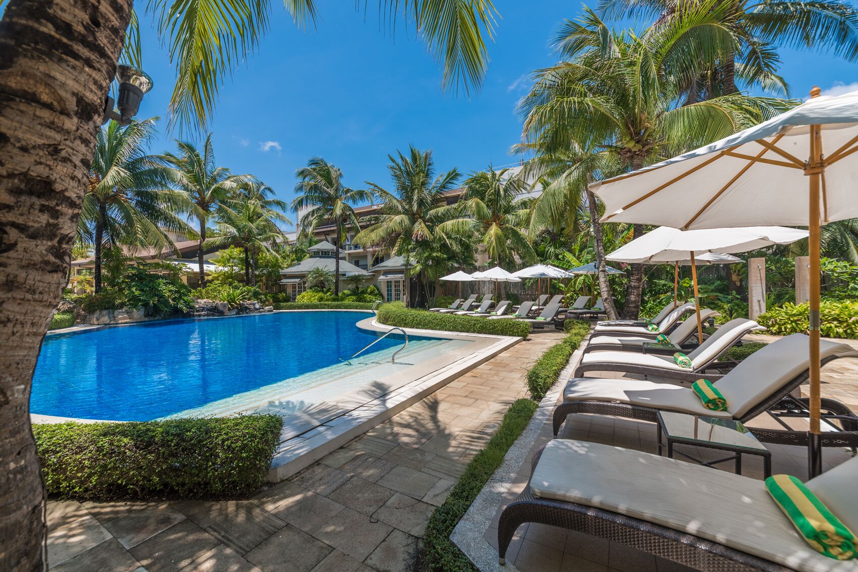 4 outdoor pools, open 8:00 am to 10:00 pm, free pool cabanas