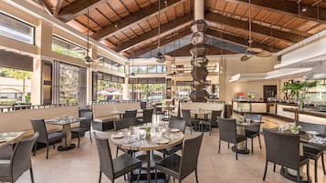 Desayuno completo diario (PHP 1232 por persona)