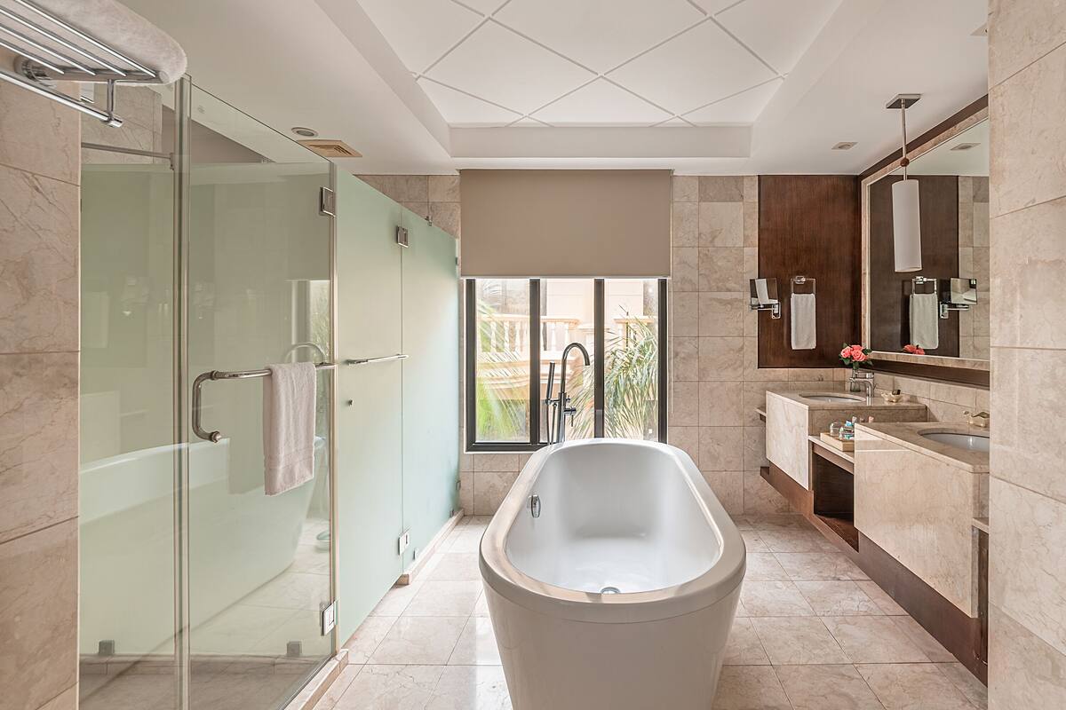 junior suite | bathroom | free toiletries, hair dryer, bathrobes, slippers