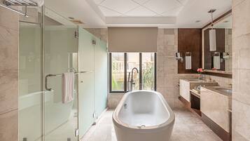 Junior Suite | Bathroom | Free toiletries, hair dryer, bathrobes, slippers