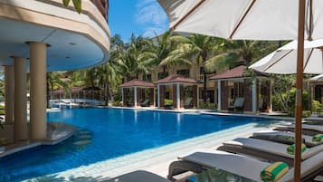 Bar tepi kolam renang