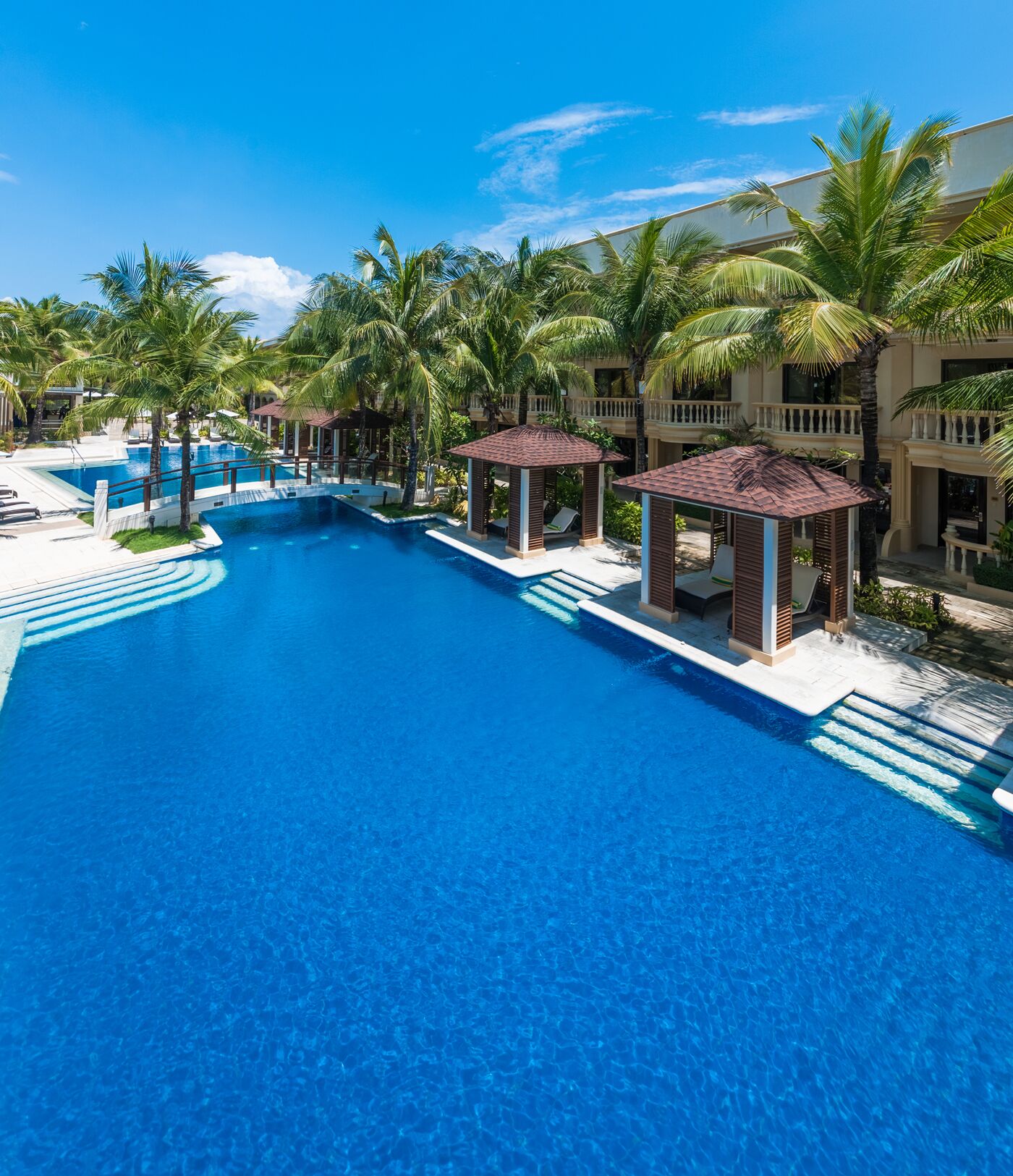 4 outdoor pools, open 8:00 am to 10:00 pm, free pool cabanas