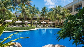 4 piscines extérieures, cabanons gratuits, parasols de plage