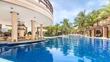 4 piscinas al aire libre, camas de piscina gratis, sombrillas