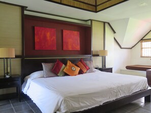 Kamar Deluks, 1 Tempat Tidur King | Minibar, brankas, meja kerja, dan tempat tidur lipat/tambahan