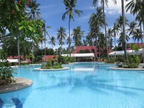 2 outdoor pools