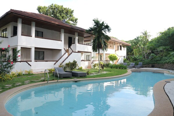 Outdoor pool, pool umbrellas, sun loungers