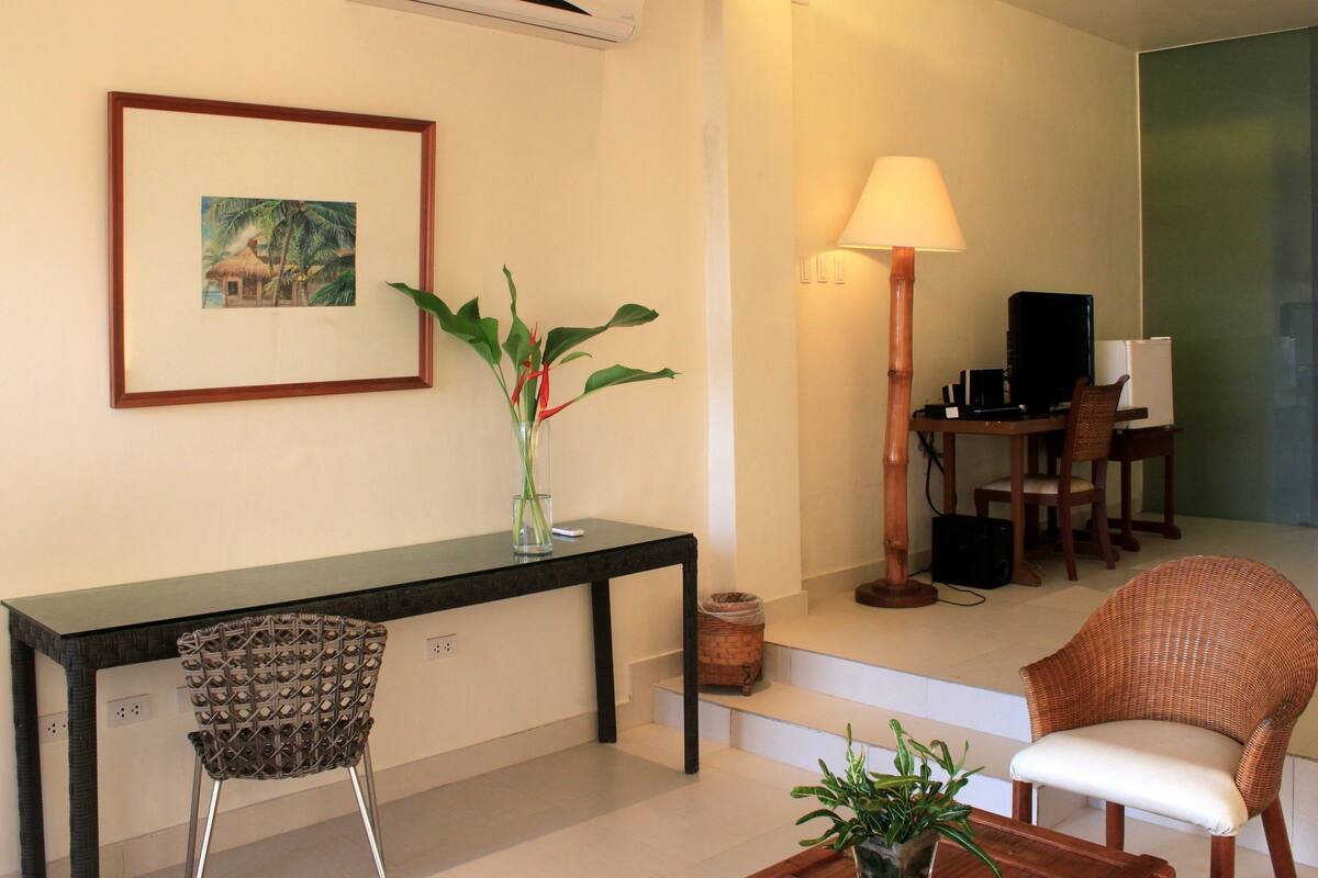 White Pearl Suites | Bureau, décoration personnalisée, ameublement personnalisé