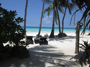 Am Strand, weißer Sandstrand, Cabañas (kostenlos), Liegestühle