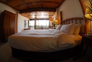 Pearl Beach Front | Individuell dekoriert, individuell eingerichtet, Schreibtisch
