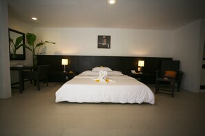 Deluxe Pool Suite | 特色装修、特色家居、办公桌、床单