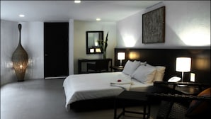 Deluxe Pool Suite | Desk, individually decorated, individually furnished, bed sheets - Pearl of the Pacific (Boracay Island)