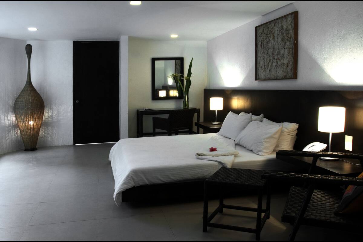 Deluxe Pool Suite | Bureau, décoration personnalisée, ameublement personnalisé