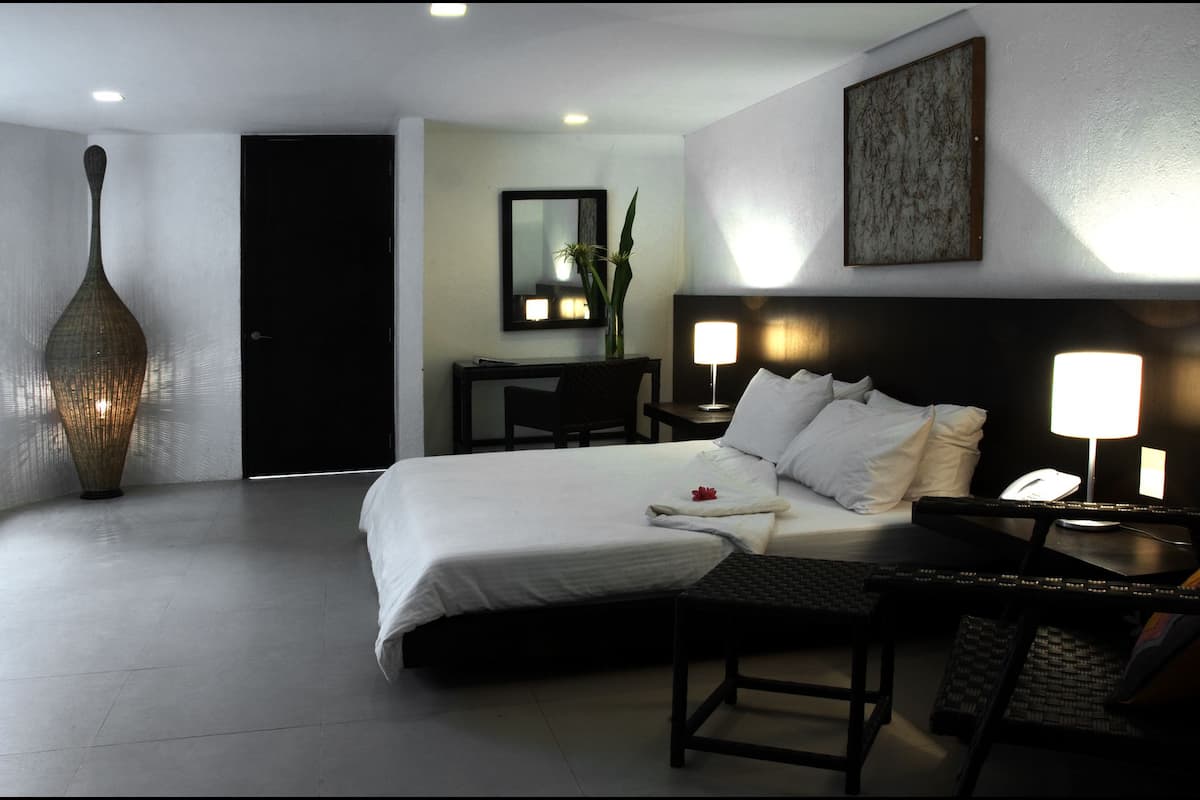 Deluxe Pool Suite
