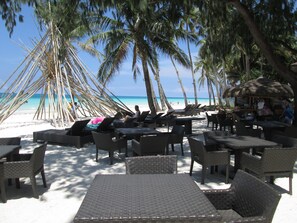 在海滩、白沙、免费 海滩小屋、沙滩椅