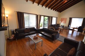 Familiehus, 4 soverom, massasjebadekar | Oppholdsrom | En 50-tommers LCD-TV med kabel-kanaler samt peis og DVD-spiller