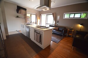 Exclusive House, 5 Bedrooms, Hot Tub, Garden View | In-room dining