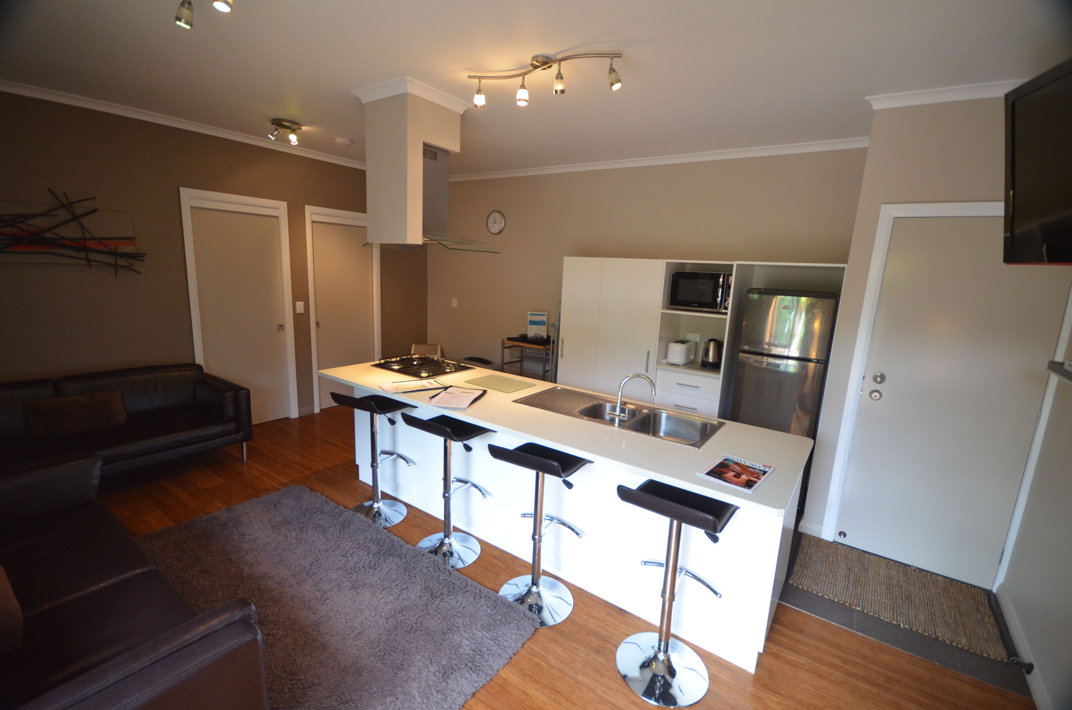 exclusive house, 5 bedrooms, hot tub, garden view | in-room dining