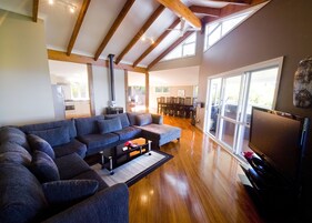 Maison Exclusive, 5 chambres, bain à remous, vue océan | Salle de séjour | Télévision LCD, cheminée, lecteur de DVD, station d'accueil iPod