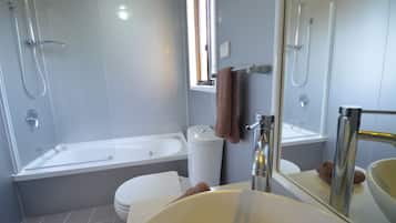 Casa família, 4 quartos, banheira de hidromassagem | Banheiro | Banheira e chuveiro separados, banheira de hidromassagem