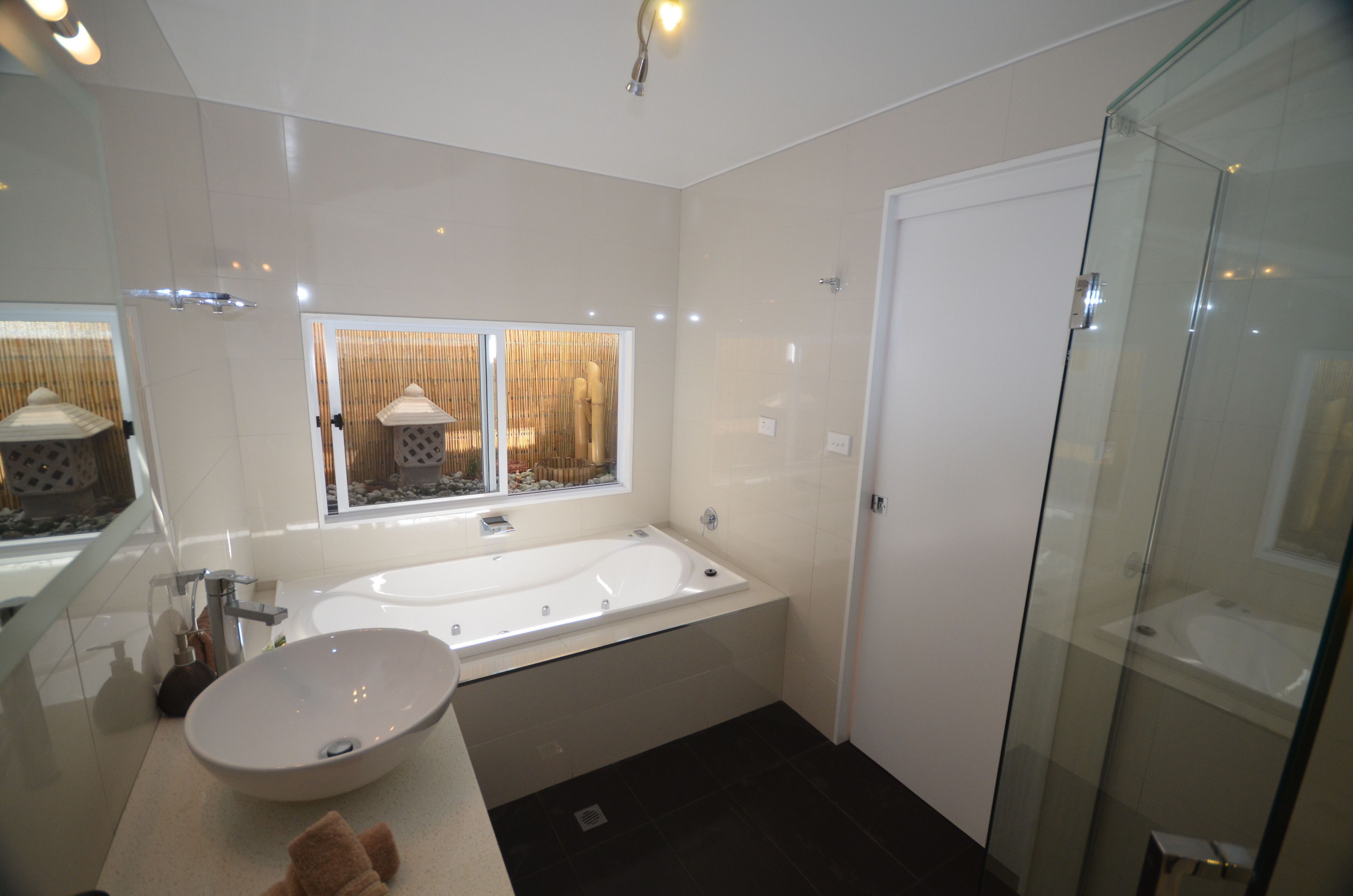 separate bathtub and shower, jetted bath, hydromassage showerhead