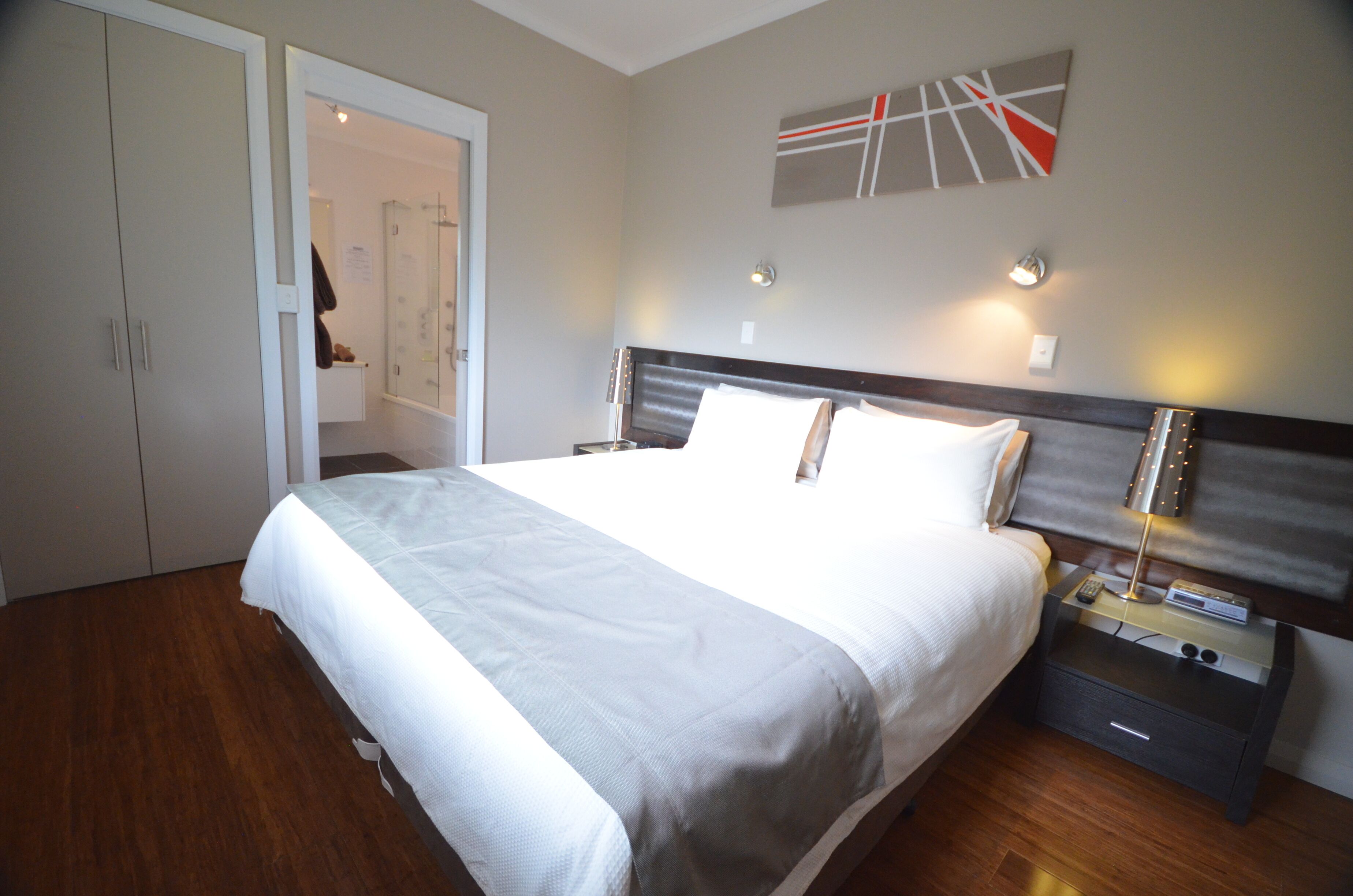 exclusive house, 5 bedrooms, hot tub, garden view | egyptian cotton sheets, premium bedding, individually decorated, desk