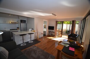 Executive Cottage, 1 Bedroom, Jetted Tub | Egyptian cotton sheets, premium bedding, individually decorated, desk