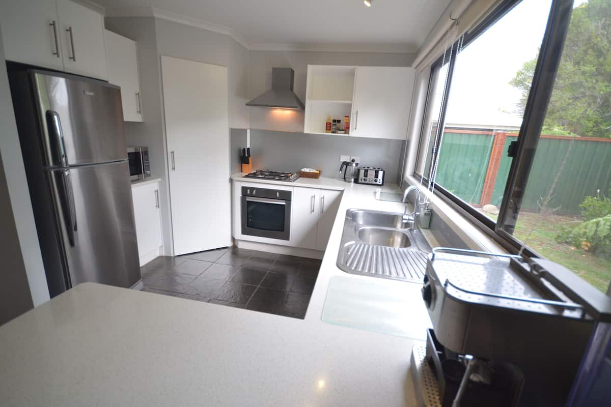 family house, 4 bedrooms, jetted tub | private kitchen | fridge, microwave, oven, stovetop