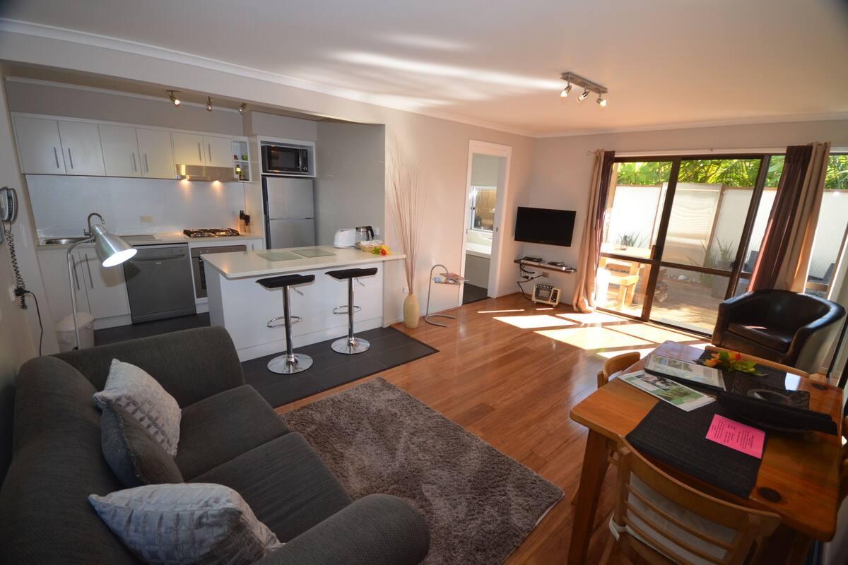 egyptian cotton sheets, premium bedding, individually decorated, desk