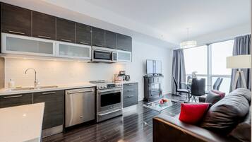 Full-sized fridge, microwave, oven, stovetop