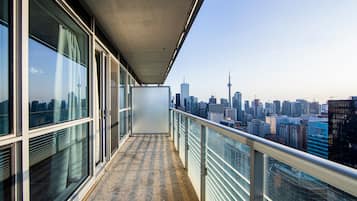 Superior Suite, 1 Bedroom, Kitchen, City View | Balcony