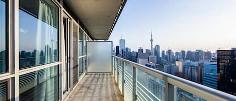 Suite Supérieure, 1 chambre, cuisine, vue ville | Balcon