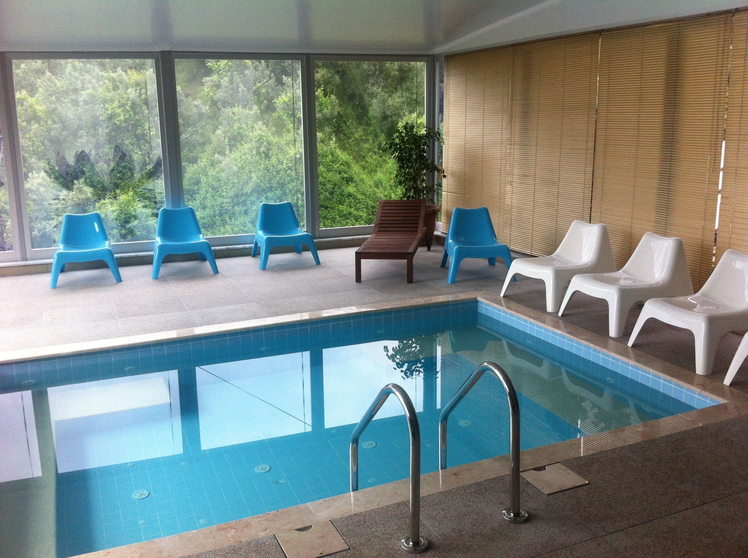 Una piscina techada, 3 piscinas al aire libre, sombrillas