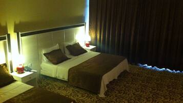 Double Room | Minibar, in-room safe, desk, free cribs/infant beds