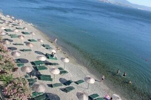 På stranden, strandtelt (inkludert) og solsenger
