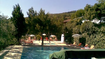 Piscine couverte, 3 piscines extérieures, parasols de plage