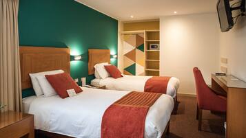 1 quarto, cofres nos quartos, escrivaninha