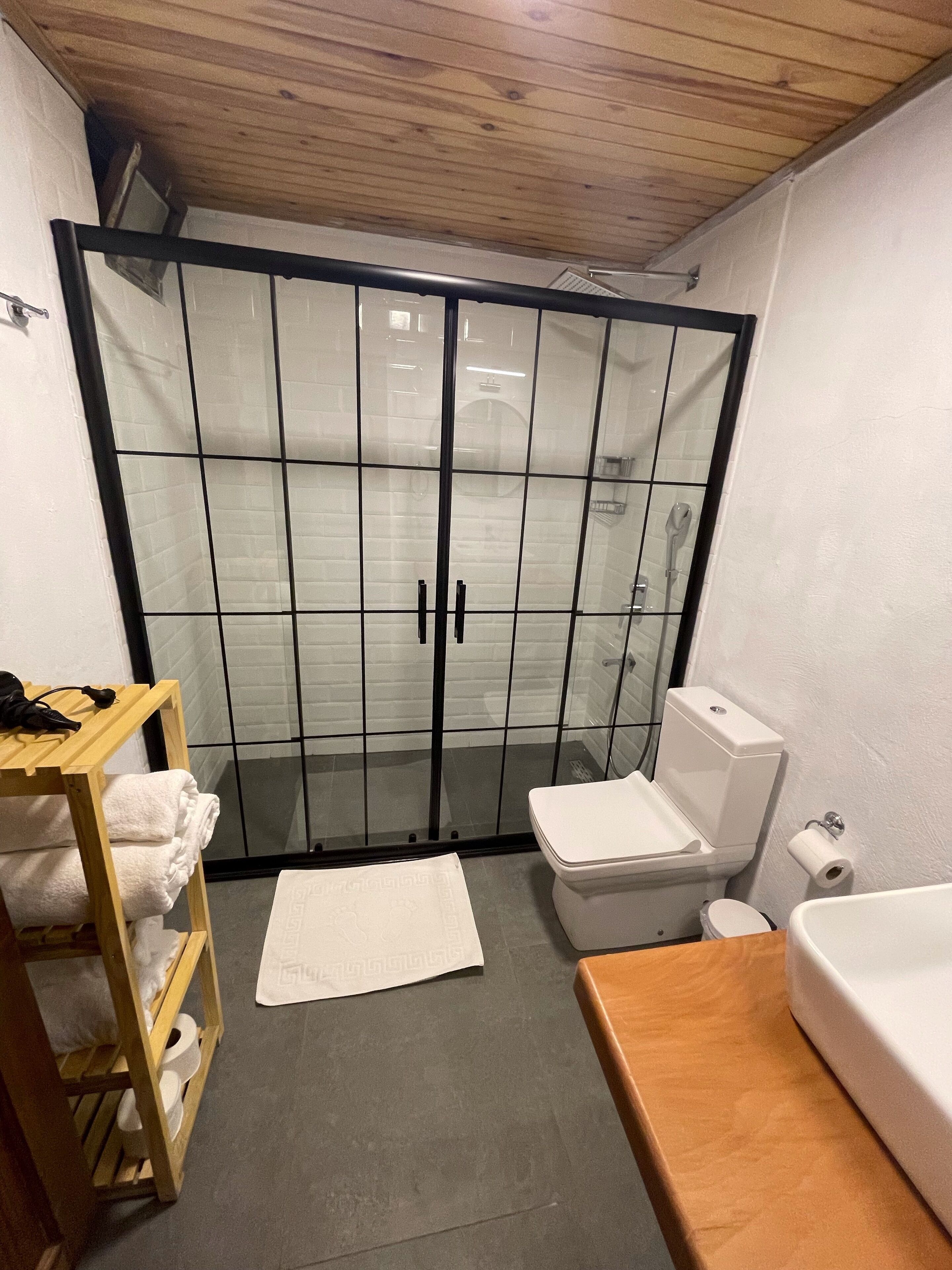 family bungalow | bathroom | shower, free toiletries, hair dryer, slippers