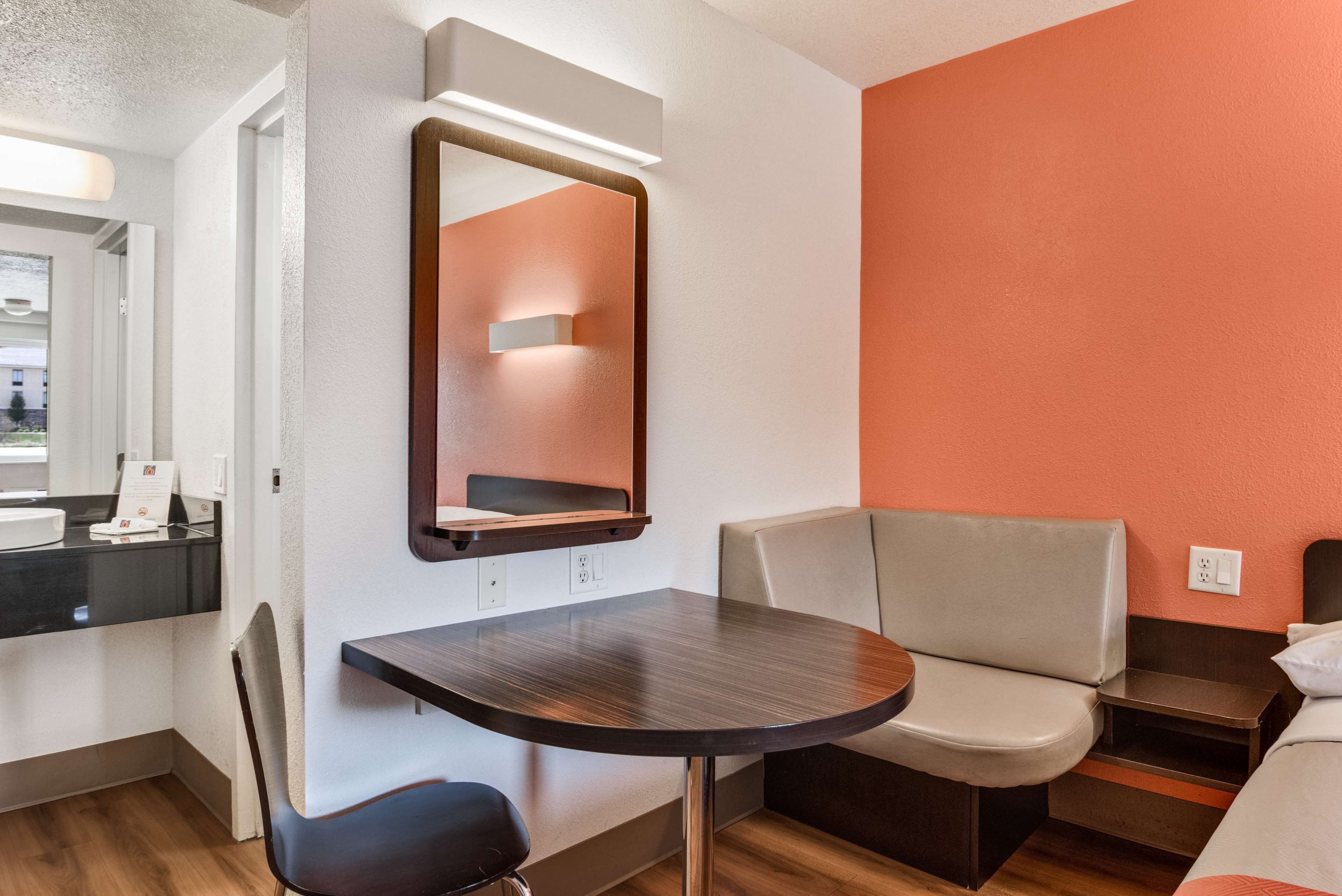 Cortinas blackout, wifi gratis y ropa de cama 