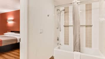 Tina con regadera y toallas