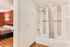 Combined shower/bathtub, towels