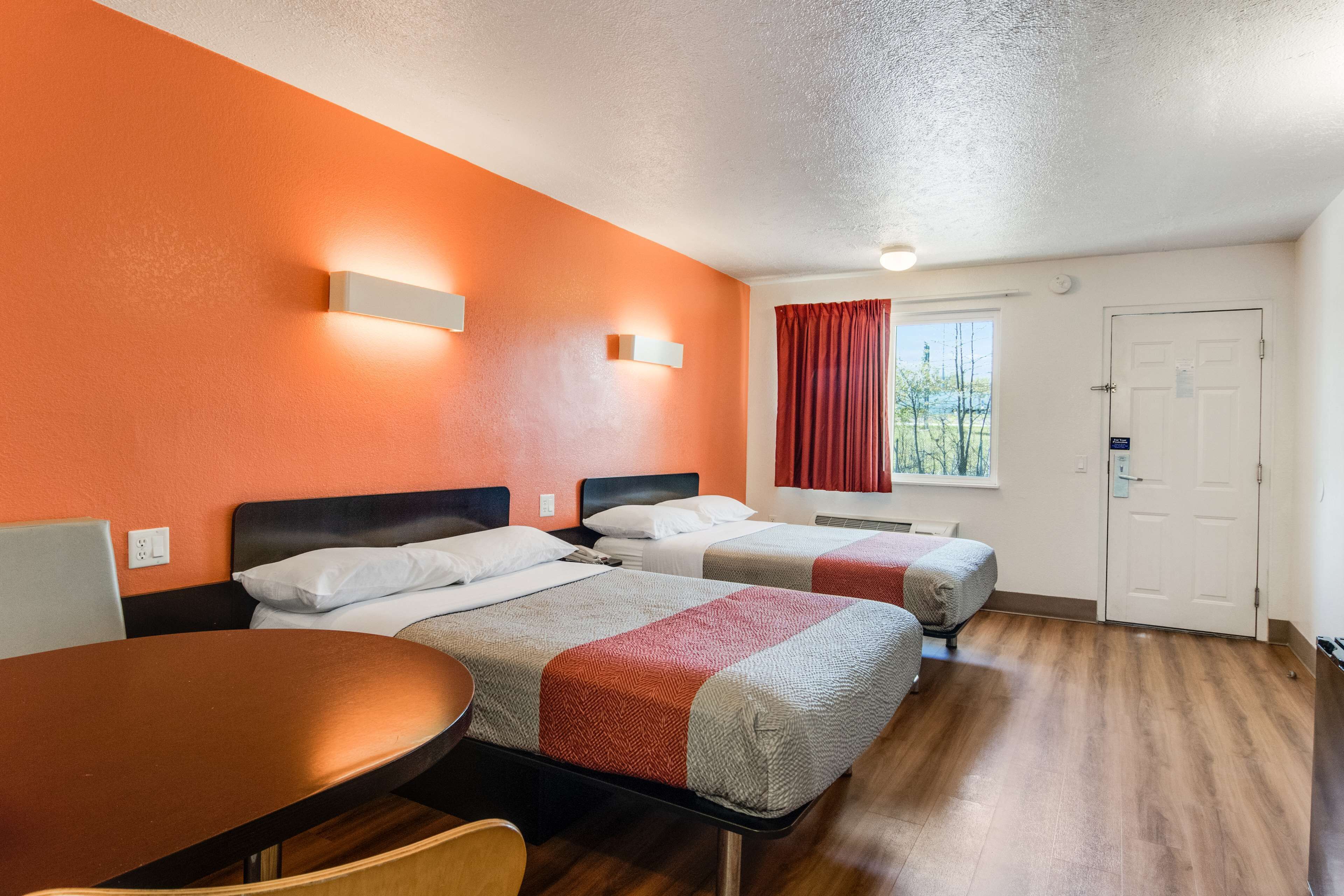 Blackout drapes, free WiFi, bed sheets