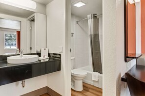 Ensemble douche/baignoire, serviettes fournies