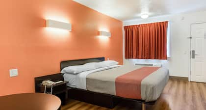 Motel 6 Youngstown, OH