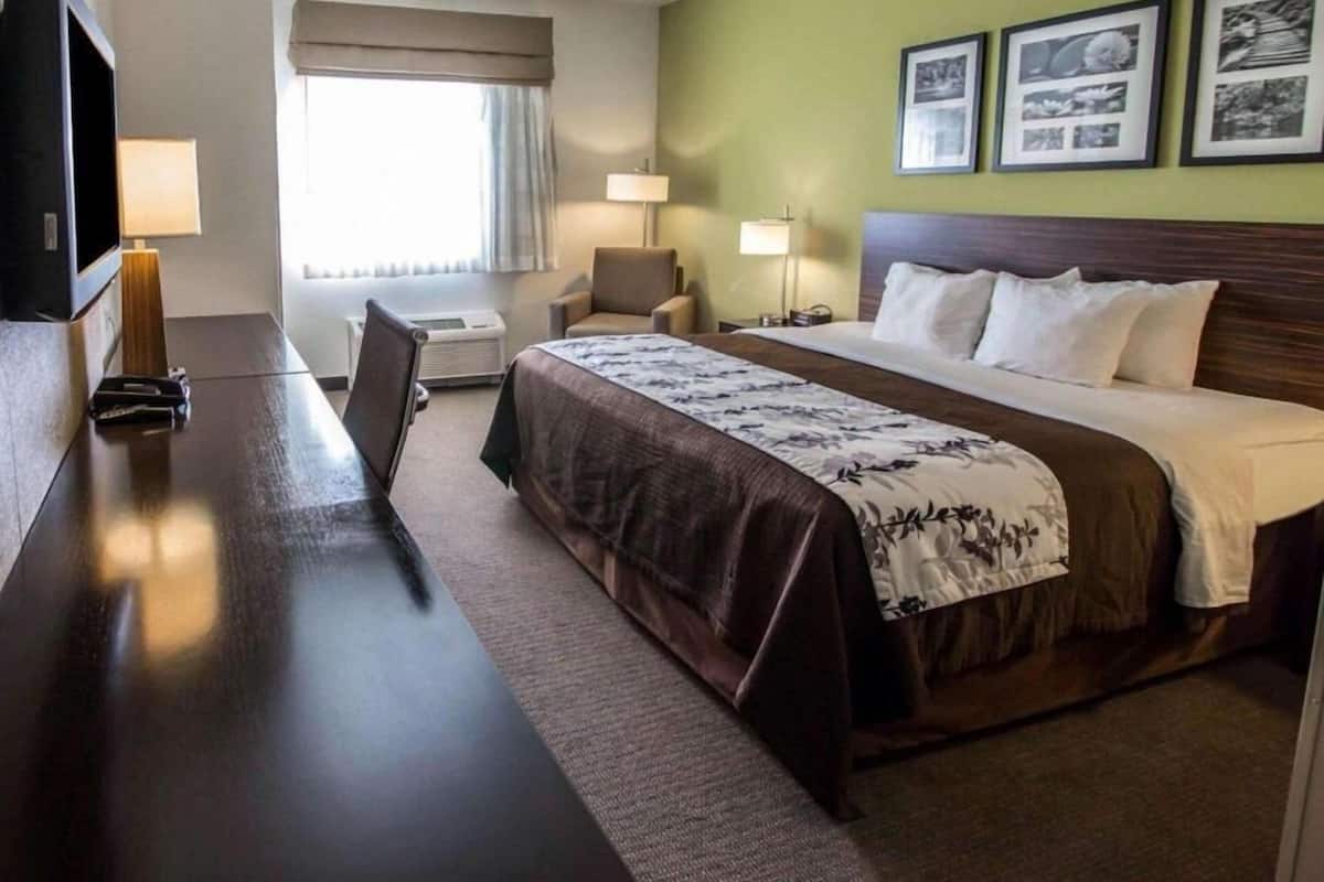 Premium bedding, in-room safe, desk, iron/ironing board