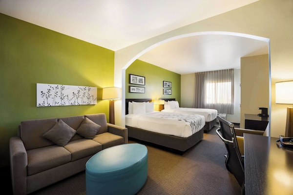 Suite, varias camas | Ropa de cama de alta calidad y caja de seguridad en la habitación